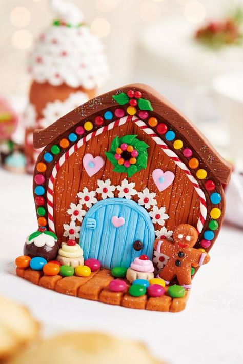 Clay Gingerbread House, Polymer Clay Projects Diy, Crea Fimo, Clay Christmas Decorations, Polymer Clay Fairy, Gingerbread Crafts, Polymer Clay Ornaments, Clay Fairies, Clay Houses