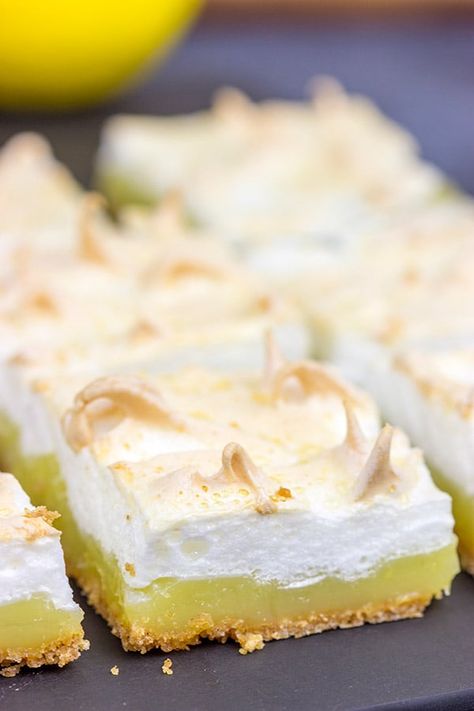 Lemon Meringue Bars | Classic summer dessert | Spicedblog.com Lemon Meringue Bars, Meringue Bars, Lemon Meringue Cake, Cobbler Recipes Easy, Cheesecake Oreo, Bar Cake, Homemade Snickers, Meringue Cake, Easy No Bake Desserts