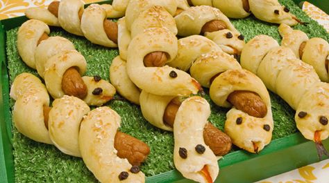 Curly Hotdog Snakes - Recipes - Best Recipes Ever - These are so much fun to eat and quite the crowd-pleaser. Serve with Dog Snacks Recipes, Snake Recipe, Adult Halloween Party Food, Shaped Sandwiches, Reptile Birthday Party, Party Food For Adults, Snake Birthday, Snake Party, Reptile Party