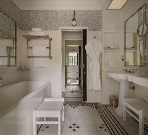 One Sloane in London's Chelsea opens it doors | Wallpaper London Bathroom, Victorian Entrance Hall, Victorian Entrance, Hall Tiles, Hotel Costes, Luminaire Original, British Interior, Staircase Wall, Ceramic Floor Tiles