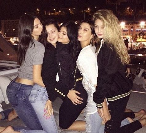 Kendall Jenner With Friends, Kendall Bella, Kendall Jenner Bella Hadid, Hailey Baldwin, Lewis Hamilton, Hailey Bieber, Gigi Hadid, Bella Hadid, Kendall Jenner