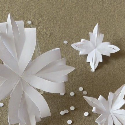 Doily Snowflakes, Kids' Crafts, Let It Snow, Doilies, Happy Holidays, Holiday Crafts, Christmas Diy, Christmas Decorations, Let It Be