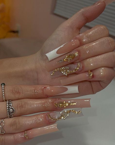 Trending Bling Nails You’ll Want to Try. All you need is gorgeous diamonds and you can have a bling mani. Joy and passion are also the themes of the bling manicure. Below we have the best bling manicure inspiration for you and you will want to try them out right away. #blingnailsshort #blingnailsacrylic #blingnailslong Gold Nail Gems, Gold Nails With Gems, Gold Glitter Nails Acrylic, Champagne Acrylic Nails, Bling Prom Nails, Champaign Nails, Gold Diamond Nails, Gold Gem Nails, Gold Quince Nails