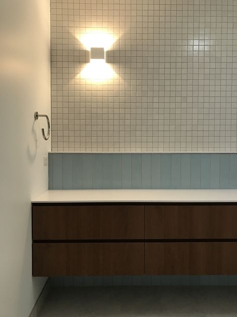 Mid century bathroom. Mid century modern. Blue tiles. Walnut cabinetry. Bathroom Mid Century Modern, Bathroom Mid Century, Mid Century Modern Blue, Mid Century Bathroom, Grey Tiles, Bathroom Tiles, Modern Blue, Blue Bathroom, Blue Tiles