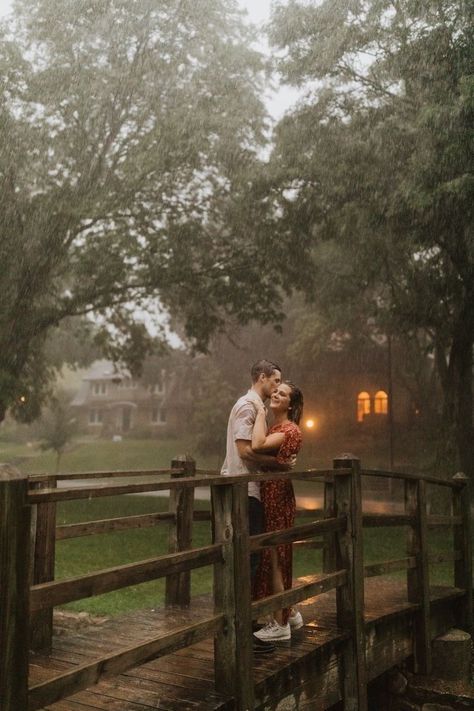 Dancing In The Rain Couple, Kiss Rain, Rain Vibes, Couple In Rain, Rainy Photos, Couples Inspiration, Shooting Couple, Caught In The Rain, Rain Photo