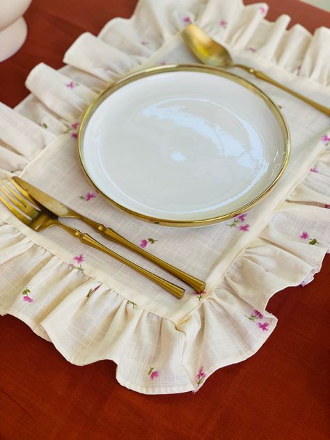 Floral linen Diy Tablecloth, Rustic Table Runners, Bullet Journal Ideas Templates, Ruffle Linen, Pillow Crafts, Sewing Business, Flower Diy Crafts, Sewing Lessons, Kitchen Linens