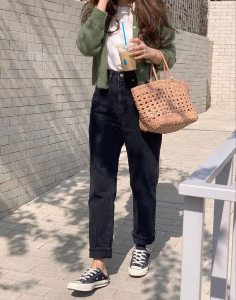 Insta Status, Balenciaga Adidas, Teen Jeans, Daily Fits, Estilo Indie, Casual College Outfits, Korean Casual Outfits, Casual Day Outfits, Soft Clothes