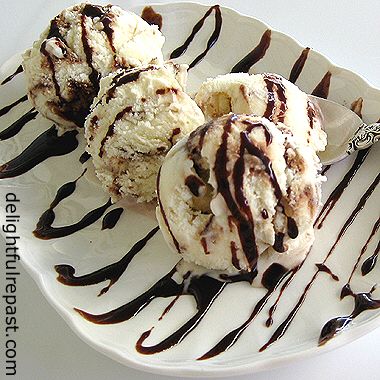 Fudge Ripple Ice Cream - A Simple No-Cook Ice Cream for Summer / www.delightfulrepast.com Kitchenaid Ice Cream Maker, Gelato Maker, Swirl Ice Cream, Chocolate Sauce Recipes, Easy Ice Cream Recipe, Vanilla Ice Cream Recipe, Ice Cream Maker Recipes, Vanilla Fudge, Yogurt Ice Cream