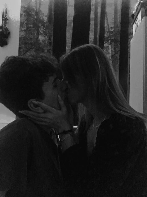 Couples, kisses, love, black&white Black And White Kissing Photo, Kiss Picture Couple Aesthetic, Black And White Couple Pictures, Romantic Kiss Photo, Black And White Kiss, Couple Kiss In Bed, Goofy Couples, Blonde Couple, Obx Dr