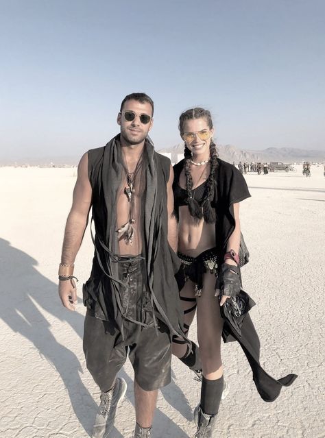 Burning Man Couple, Estilo Burning Man, Electro Festival Outfit, Mode Coachella, Look Da Festival, Africa Burn, Burning Man Girls, Burning Men, Festival Outfits Men