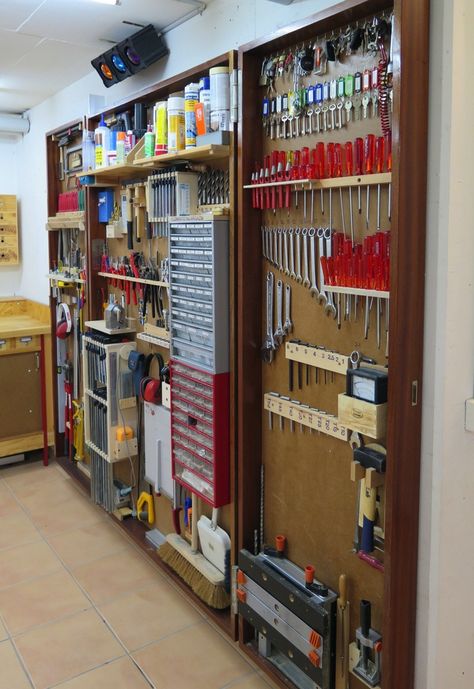 Officine In Garage, Garage Organization Systems, Garage Organization Tips, Garage Storage Solutions, Small Garage, Garage Organize, Garage Remodel, Garage Work Bench, Garden Tool Storage