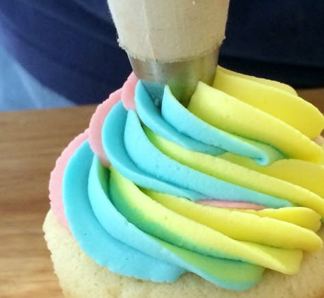 Easy method for making multicolored swirl frosting Plain Cupcakes, Frost Cupcakes, Frosted Cupcakes, Rainbow Frosting, Swirl Cupcakes, Nice Recipes, Frosting Tips, Birthday Treat, Rainbow Cupcakes