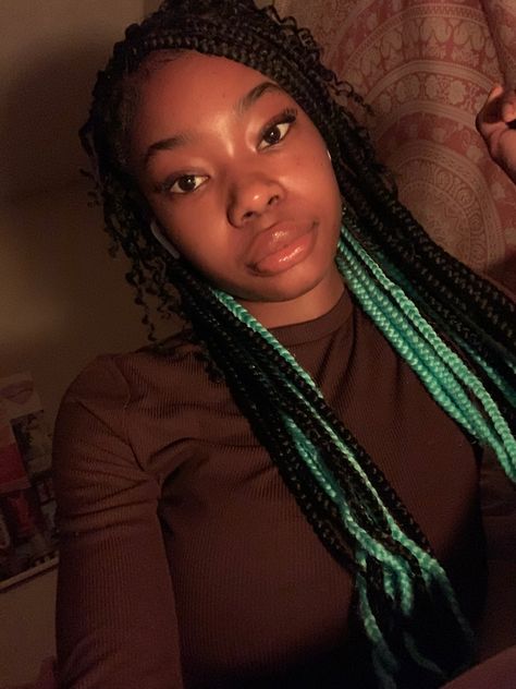 Pic A Boo Braids, Teal And Black Braids, Peekaboo Lemonade Braids, Peakaboo Braids Knotless With Beads, Knotless Braids Hairstyles Color, Teal Peekaboo Braids, Box Braids Peekaboo, Brown Peekaboo Braids, Knotless Peekaboo