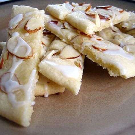 If you're an almond fan, these cookies are for you. Norwegian Baked Goods, Norwegian Almond Cookies, Norwegian Dessert Recipes, Scandinavian Meals, Norwegian Almond Cake Recipe, International Pastries, Almond Bars Recipe, Norwegian Cookies, Norwegian Recipes