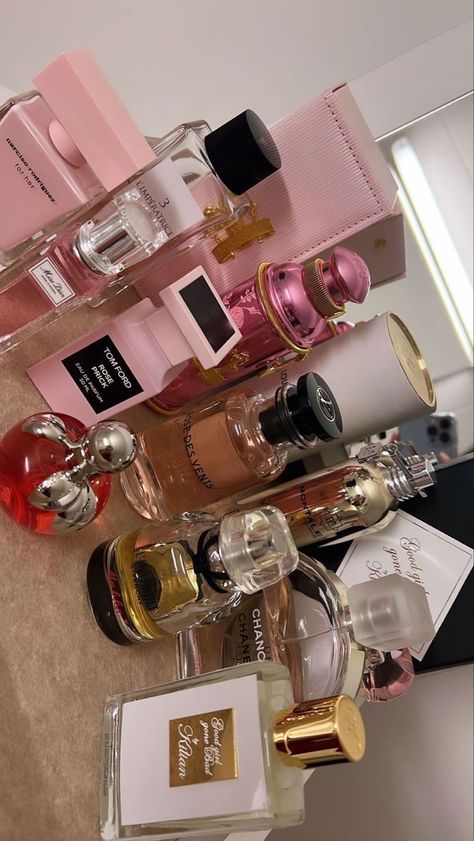 National Girlfriend Day Gifts, Gucci Nails, Girly Tingz, Expensive Perfume, Table Vanity, Good Girl Gone Bad, Fragrances Perfume Woman, Perfume Collection Fragrance, Girly Phone Cases