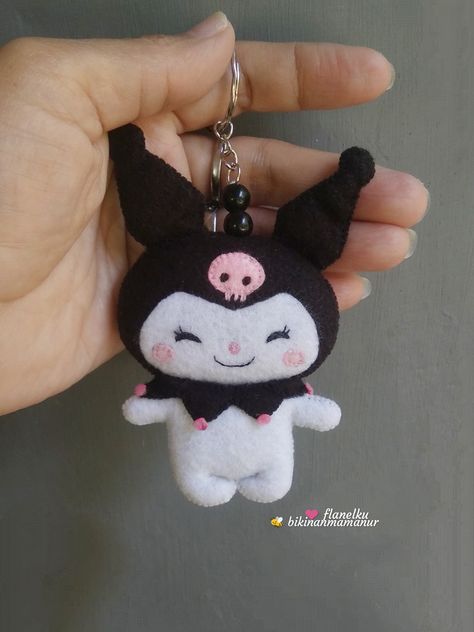 Felt Hello Kitty Pattern, Kuromi Sewing Pattern, Kuromi Felt Pattern, Sanrio Sewing Pattern, Felt Doll Pattern, Felt Keychain, Hand Sewing Projects, Hello Kitty Crafts, Cute Sewing Projects