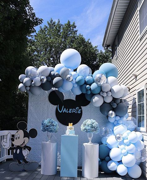 Mickey Mouse Table Decorations, Mickey Mouse Balloon Arch, Modern Mickey Mouse Birthday, Mickey Mouse Backdrop, Mickey Decor, Mickey Birthday Cakes, Γενέθλια Mickey Mouse, Creative Baby Shower Gifts, Baby Boy Balloons