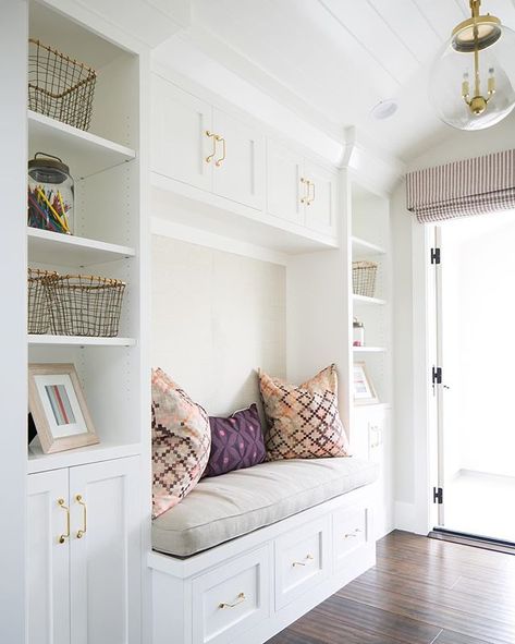 built-in nook Brooke Wagner, Window Seat Design, Built In Shelves Living Room, Living Room Built Ins, Living Room Bench, 아파트 인테리어, Built In Bookcase, Built In Bench, Built In Cabinets