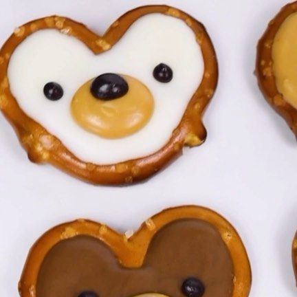 So Yummy on Instagram: "Sweet, salty, and bear-y cute! @lindseybakedthis shows us how to make Chocolate Pretzel Teddy Bears that are (almost) too adorable to eat." Bear Pretzels, Bear Food Ideas, Teddy Bear Birthday Party, Teddy Bear Birthday, Mini Pretzels, Bear Birthday Party, Bearly Wait, Chocolate Pretzels, Party Animals