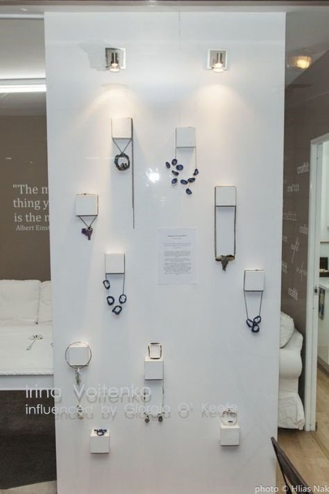 019-minimalist-wall-based-hanging-necklace-display-ideas Necklace Display Ideas, Jewellery Display Ideas, Jewelry Display Booth, Gift Shop Displays, Jewelry Shop Display, Jewelry Booth, Trade Show Design, Jewellery Displays, Jewerly Displays