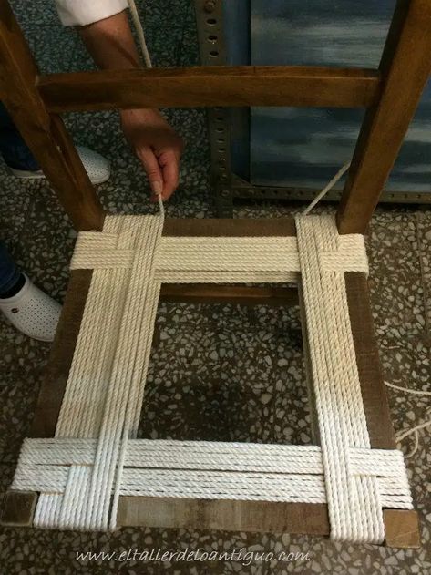 Macrame Chairs, Chair Repair, Woodworking Tools Workshop, Woven Chair, Woven Furniture, Upholstery Diy, Diy Weaving, Diy Upcycling, Diy Chair