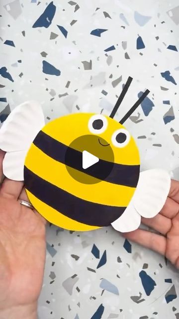 Timm Sevitz on Instagram: "Easy Summer Paper Plate Bumble Bee Craft Activity For Kids 🐝  Buzz into creativity with this easy bumble bee paper plate craft for kids! Perfect for a fun afternoon activity, this craft uses simple materials like paper plates, yellow paint, and black markers. Kids will love making their own buzzing friends. 🌼🎨  Directions: 1. Paint the paper plate yellow. 2. Draw black stripes across the plate with markers. 3. Cut out wings from white paper and glue them on. 4. Draw a funny face or add googly eyes and a smile.  This adorable Bumble Bee Art is perfect for little ones and helps develop their fine motor skills. Make several to create a summer garland for an outdoor party." Paper Plate Bee Crafts Preschool, Bumble Bee Art For Toddlers, Bumble Bee Craft For Toddlers, Bumble Bee Paper Plate Craft, Bumble Bee Construction Paper, Bees For Kids, Bumble Bee Craft, Garden Unit, Bumble Bee Art