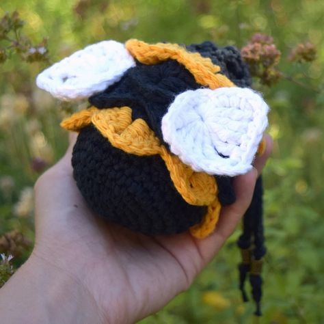 bees,crochet,dice,dnd,etsy Crochet Dice Bag, Crochet Dice, Dice Bags, Crochet Mobile, Crochet Needlework, Crochet Mermaid, Craft Craft, Crochet Bee, Crochet Business