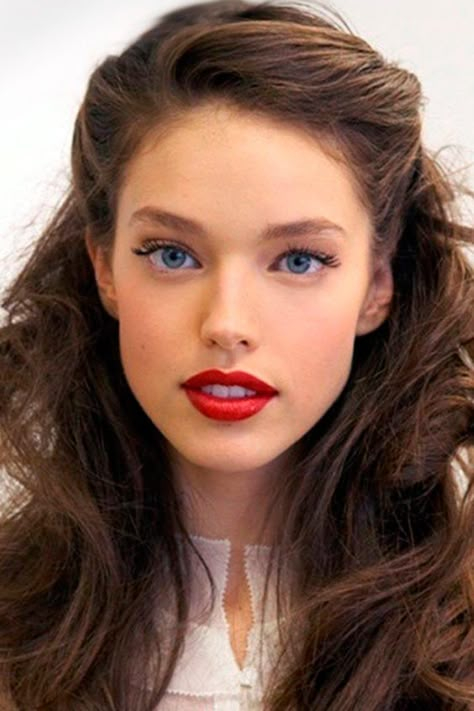 peinados pinterest para primavera hacia atras con volumen | Galería de fotos 69 de 80 | StyleLovely Interview Hairstyles, Retro Wedding Hair, Emily Didonato, Vintage Wedding Hair, Pin Curls, Long Curls, Business Hairstyles, Retro Hairstyles, Half Up Hair