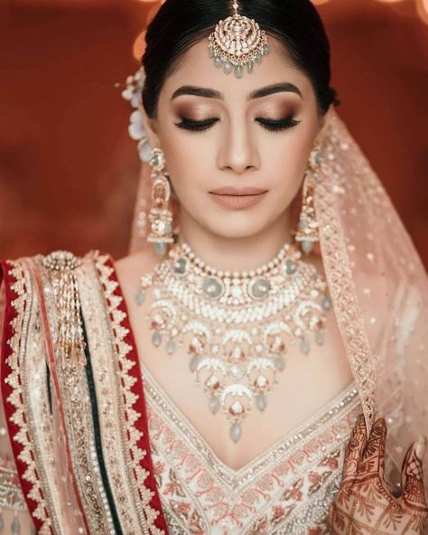 Spotted Best Bridal Makeup Looks Of The Year 2020 Pretty Bridal Makeup, Bollywood Makeup, Summer Makeup Trends, Indian Wedding Makeup, Indian Bride Makeup, Pakistani Bridal Makeup, Bridal Makeup Images, Bridal Eye Makeup, Bridal Makeover