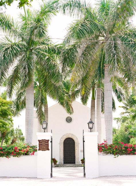 This gorgeous Florida sunset got an upgrade with the sweetest couple who smiled and laughed their way through their special day. With a gorgeous white tent and colorful spring florals, this wedding is sure to whisk you away to a tropical paradise. Shed Wedding, Small Beach Weddings, Tropical Wedding Decor, Beach Wedding Centerpieces, Florida Sunset, Modern Wedding Venue, Tented Wedding, Florida Beach Wedding, Palm Beach Wedding