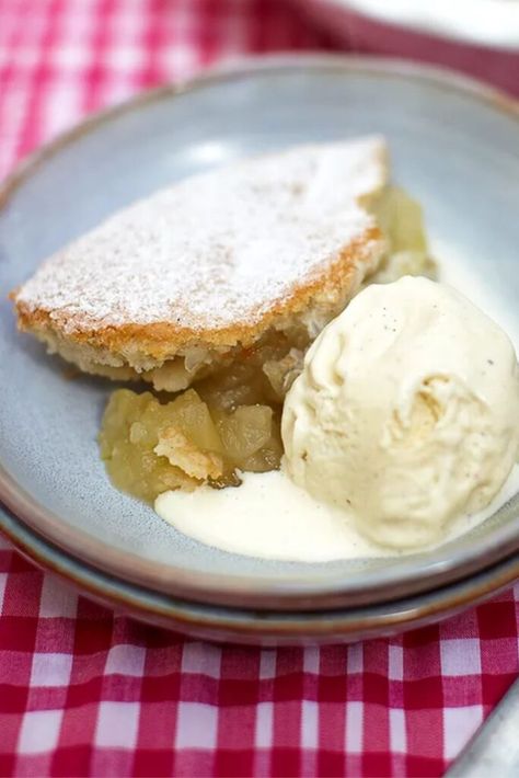 Jamie Oliver Eve’s Pudding (Apple Sponge Pudding) Apple Sponge Pudding, Apple Sponge Cake, Sponge Pudding Recipe, Eves Pudding, Stewed Apples, Apples Recipes, Sponge Pudding, Sponge Cake Recipe, British Desserts