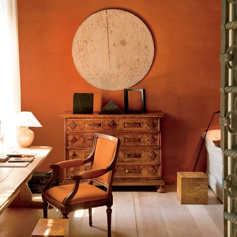 Orange Accent Walls, Burnt Orange Living Room, Orange Room, Axel Vervoordt, Orange Rooms, Living Room Orange, Bedroom Orange, Orange Interior, Modern Vintage Decor