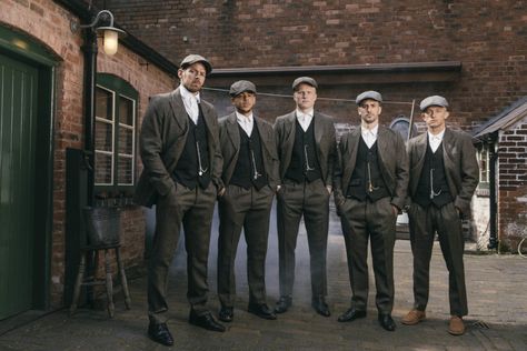 Peaky Blinders Style Suit, Peaky Blinders Clothing, The Undercut, Undercut Haircut, Tweed Wedding Suits, Destination Wedding Italy, Men's Fashion Tips, Squad Outfits, The Garrison