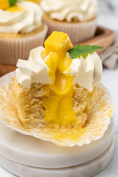 A half Mango Cupcake. Cupcakes Rellenos, Swiss Meringue Buttercream Frosting, Mango Cupcakes, Meringue Buttercream Frosting, Mango Curd, Mango Chocolate, Baking Therapy, Delicious Cupcakes Recipes, Curd Filling