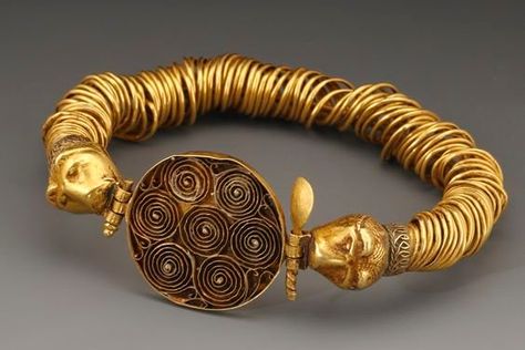 Greco-Thracian gold, wire-wrapped bracelet with feline-head terminals. The bracelet dates to the 4th to 3rd centuries BCE.pic.twitter.com/6UvzrPFrRE Ancient Jewels, Roman Jewelry, Ancient Jewellery, Historical Jewellery, Medieval Jewelry, Snake Bracelet, Greek Jewelry, Wire Wrapped Bracelet, Ancient Jewelry