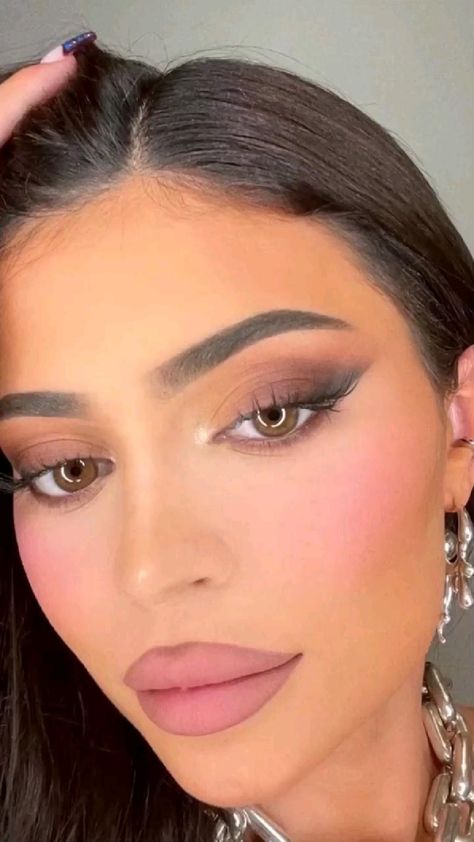 Stylizacje Kylie Jenner, Maquillaje Kylie Jenner, Kylie Jenner Makeup Look, Quince Makeup, Maquillage Kylie Jenner, Nude Eye Makeup, 35 Birthday, Business Makeup, Egyptian Makeup