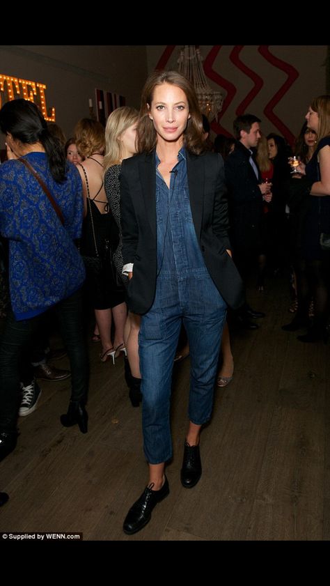 Christ Turlington - Denim Boiler Suit & Black Jacket style Denim Jumpsuit Outfit, Jumpsuit Outfit, Christy Turlington, Blue Jumpsuits, Looks Street Style, Summer Fridays, Mode Inspo, Citizens Of Humanity, Fashion Mode