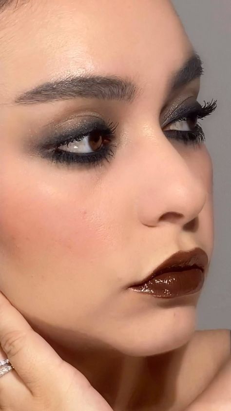 Grunge Brown Makeup, Glossy Grunge Makeup, Smokey Makeup Brown Eyes, Grungy Smokey Eye, Cool Brown Lipstick, Dark Brown Lipstick Looks, Casual Black Lipstick Look, 90 Grunge Makeup, Dark Makeup Brown Eyes