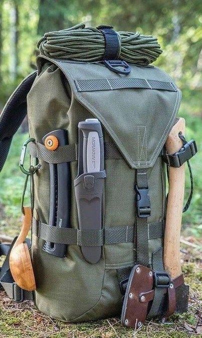 camping accessories Everyday Carry Tools, Hiking Hairstyles, Survival Items, Bushcraft Gear, Survival Bag, Bushcraft Camping, Mountains Are Calling, Survival Equipment, Urban Survival