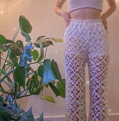 Crochet Flower Pants, Flower Pants, Crochet Pants, Lace Pants, Lace Flowers, Winter Looks, Crochet Lace, Cute Crochet, Crochet Clothes