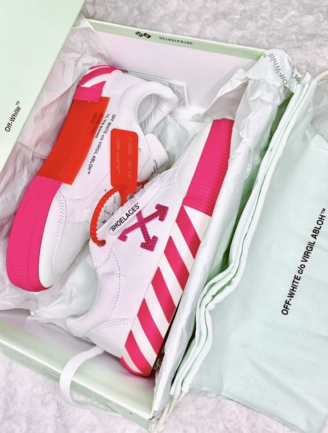 Off White Pink Shoes, Pink Designer Sneakers, Pink Off White Shoes Outfit, Pink Off White Shoes, White Shoes Outfit, Diy Ripped Jeans, Birthday Shoes, Birthday Plans, Pretty Shoes Sneakers