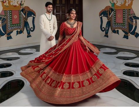 Simple Red Bridal Lehenga, Shadi Ideas, Sabyasachi Lehenga Bridal, Marriage Photoshoot, Fabric Illustration, South Wedding, Best Indian Wedding Dresses, Long Blouse Designs, Bride Entry