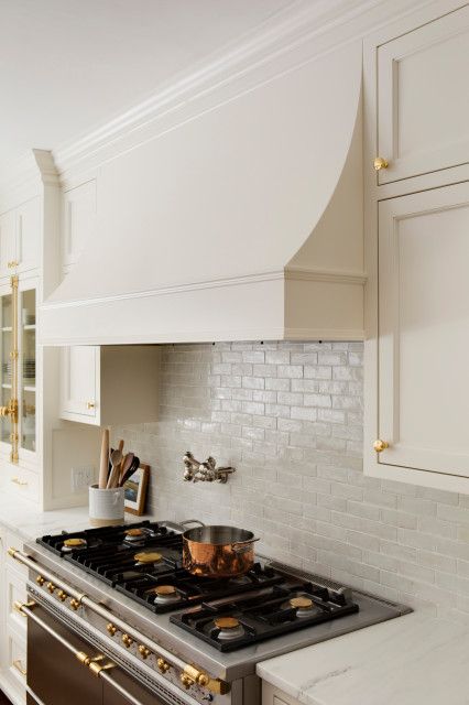 Kitchen Hood Design, Kitchen Vent Hood, Kitchen Vent, Classic White Kitchen, Kitchen Decorating Ideas, Kitchen Range Hood, Organization Kitchen, Timeless Kitchen, Kitchen Decor Ideas