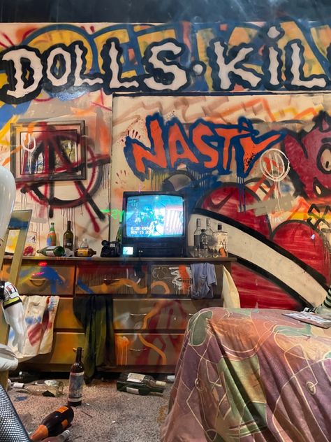 Street Sign Room Decor, Bedroom Graffiti Wall, Graffiti Wall Bedroom, Street Style Room Decor, Graffiti Room Ideas, Skater Room Aesthetic, Skater Room, Graffiti Bedroom, Emo Room