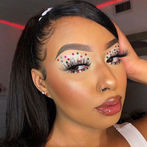 𝒟𝑒𝓈𝒾𝓇𝑒𝑒 𝒥𝑜𝒽𝓃𝓈𝑜𝓃 🪐 on Instagram: “Bedazzled 🤩✨This look was soo simple to do! 🙌🏽⁣ ⁣ Deets:⁣ ⁣ eyes ⁣ • @armcosmeticsrx Mattescription (Shade: W.B.C) Discount: “DESIREA”⁣…” Christmas Simple Makeup, Makeup Ideas Douyin, Beabadoobee Makeup, Black Women Christmas, 90 Makeup, Wonyoung Makeup, Extraordinary Makeup, 2000 Makeup, Make Up For Black Women