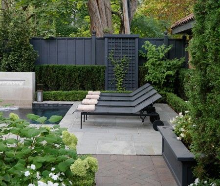 I love this dark grey stain on the back fence, it makes a nice backdrop for your landscaping! Fence Inspiration, Black Garden Fence, Ideas Terraza, Black Fence, Gate Ideas, Backyard House, Black Garden, Backyard Paradise, Exterior Details