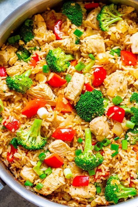 Chicken, Rice, and Vegetable Skillet - EASY, ready in 20 minutes, made in ONE skillet with everyday ingredients you probably have on hand!! A HEALTHY weeknight dinner the whole family will LOVE!! Vegetable Skillet, Rice Recipes For Dinner, Chicken Easy, Rice Dinner, Chicken Breast Recipes Healthy, Instant Pot Recipes Chicken, Chicken And Rice, Recipes Chicken, Chicken Rice