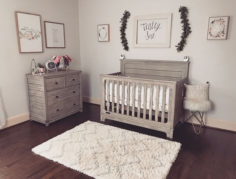 Like the wall prints Rustic Nursery Room Ideas, Boy Nursery Design, Cozy Baby Room, Rustic Nursery, Baby Rooms, Nursery Organization, Baby Room Design, Nursery Baby Room, Baby Bedroom