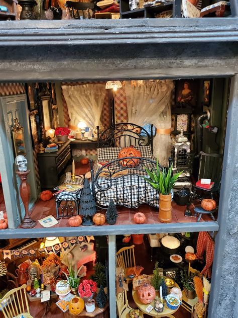 Greggs Miniature Imaginations: Halloween House Diy Haunted Dollhouse Ideas, Witch Cottage Interior, Halloween Diorama, Dollhouse Halloween, House Craft, Haunted Dollhouse, Paper Mache Clay, Barbie Diorama, To My Love