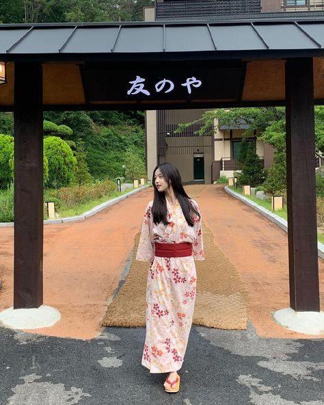 Japan Aesthetic Outfit, Kimono Aesthetic, Bel Art, Japan Outfit, Japan Culture, Japan Aesthetic, Dark Feminine Aesthetic, Instagram Photo Ideas Posts, Korean Aesthetic